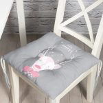 - Pofi-4509-Gorsel - Realhomes  Gri Zemin Uyuyan Geyik Desenli Özel Tasarımlı Dijital Baskılı Çocuk Odası Pofuduk Sandalye Minderi Realhomes