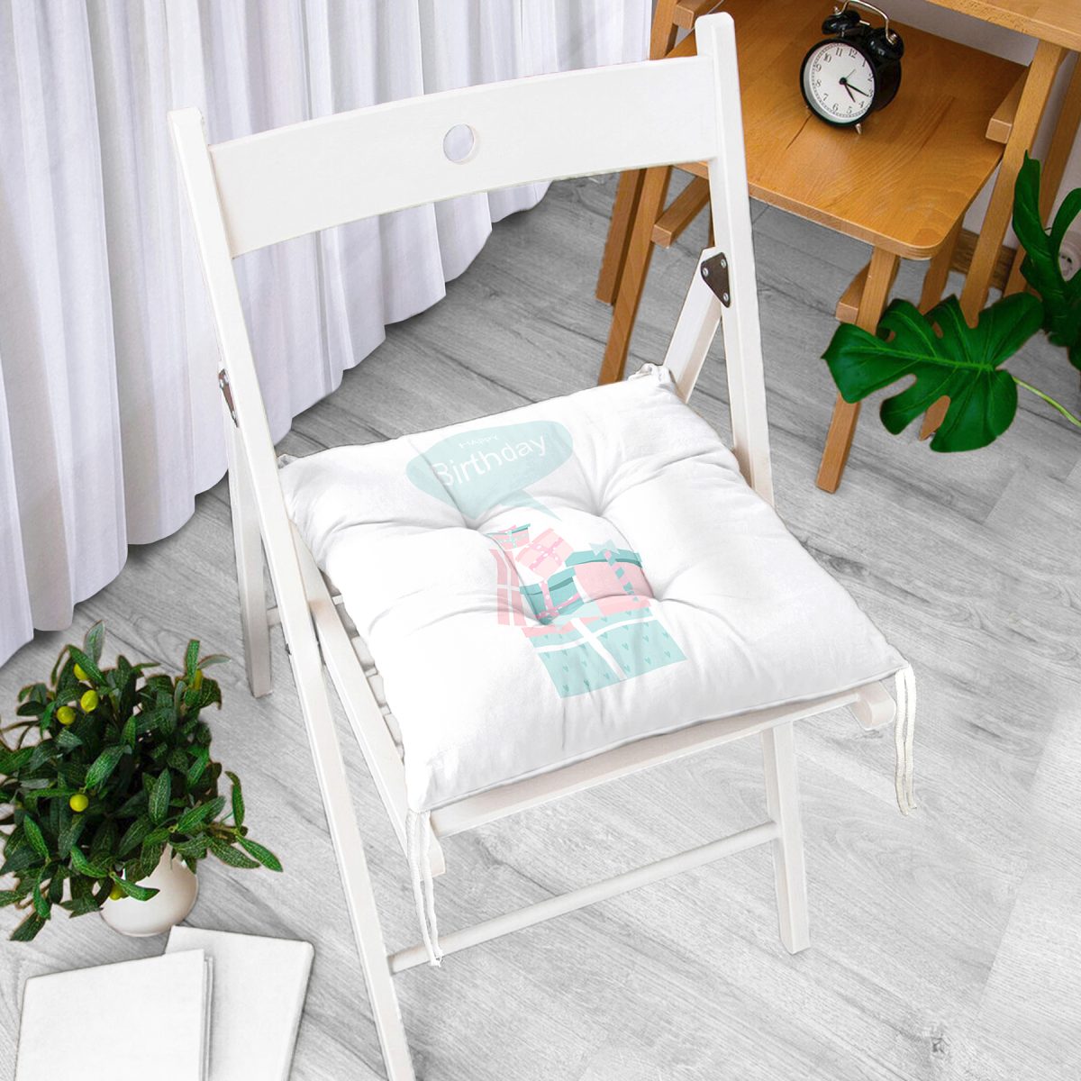 Realhomes Beyaz Zeminde Doğum Günü Hediyeler Desenli Modern Pofuduk Sandalye Minderi Realhomes