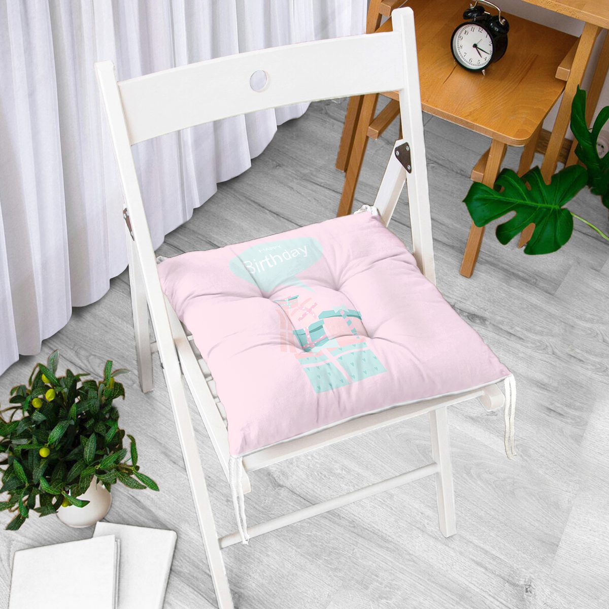 Realhomes Pembe Zeminde Doğum Günü Hediyeler Desenli Modern Pofuduk Sandalye Minderi Realhomes