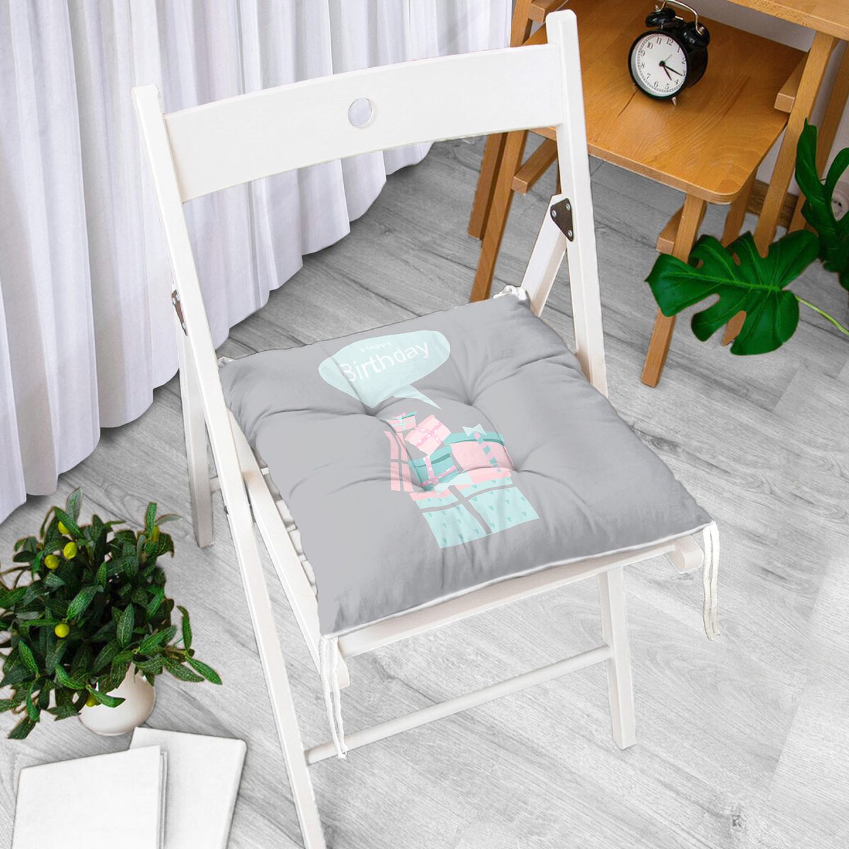 Realhomes Gri Zeminde Doğum Günü Hediyeler Desenli Modern Pofuduk Sandalye Minderi Realhomes