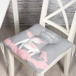 - Pofi-4560-Gorsel - Realhomes Gri Zemin Doğum Günü Temalı Unicorn Desenli Özel Tasarımlı Dijital Baskılı Çocuk Odası Pofuduk Sandalye Minderi Realhomes