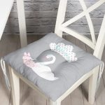 - Pofi-4563-Gorsel - Realhomes  Realhomes Gri Zeminde Kuğu Motifli Özel Tasarım Modern Pofuduk Sandalye Minderi Realhomes