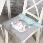- Pofi-4567-Gorsel - Realhomes  Baby Shower Temalı Kuğu Desenli Özel Tasarımlı Dijital Baskılı Çocuk Odası Pofuduk Sandalye Minderi Realhomes