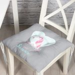 - Pofi-4574-Gorsel - Realhomes Gri Zeminli Mavi Kalpli Unicorn Desenli Çocuk Odası Pofuduk Sandalye Minderi Realhomes