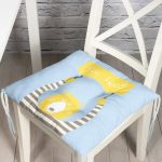 - Pofi-4582m-Gorsel - Realhomes Realhomes Mavi Zeminde Ayıcık Motifli Dijital Baskılı Modern Pofuduk Sandalye Minderi Realhomes