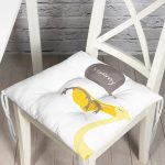 - Pofi-4590-Gorsel - Realhomes Beyaz Zeminde Leylek Motifli Özel Tasarım Çocuk Odası Pofuduk Sandalye Minderi Realhomes