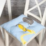 - Pofi-4590m-Gorsel - Realhomes  Mavi Zeminde Leylek Motifli Özel Tasarım Çocuk Odası Pofuduk Sandalye Minderi Realhomes