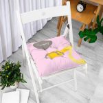 - Pofi-4590p-Gorsel-1 - Realhomes Pembe Zeminde Leylek Motifli Özel Tasarım Çocuk Odası Pofuduk Sandalye Minderi Realhomes