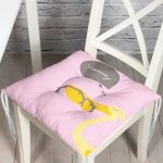 - Pofi-4590p-Gorsel - Realhomes Pembe Zeminde Leylek Motifli Özel Tasarım Çocuk Odası Pofuduk Sandalye Minderi Realhomes