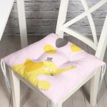 - Pofi-4596-Gorsel - Realhomes  Pembe Zeminde Uçan Balonlar ve Fil Desenli Çocuk Odası Pofuduk Sandalye Minderi Realhomes