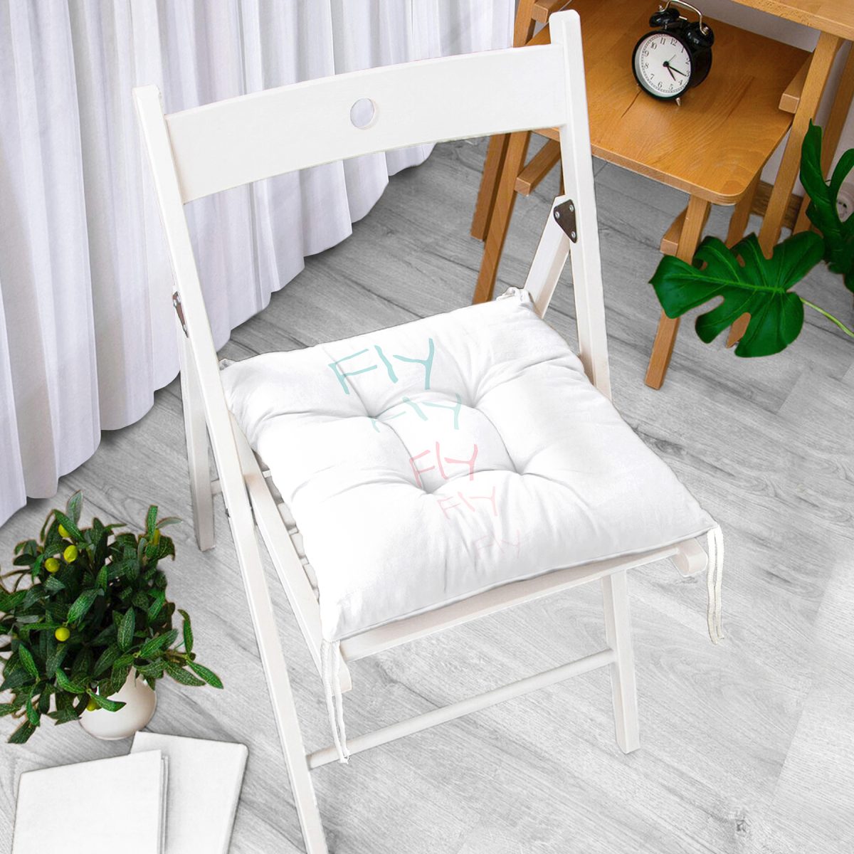 Beyaz Zeminde Renkli Fly Yazılı Özel Tasarımlı Dijital Baskılı Çocuk Odası Pofuduk Sandalye Minderi Realhomes