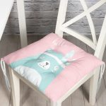 - Pofi-4648-Gorsel - Realhomes Pembe Zemin Sevimli Ayıcık Desenli Özel Tasarımlı Dijital Baskılı Modern Pofuduk Sandalye Minderi Realhomes