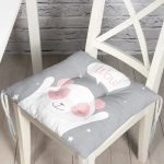 - Pofi-4659-Gorsel - Realhomes  Gri Zemin Sevimli Köpek Desenli Dijital Baskılı Çocuk Odası Pofuduk Sandalye Minderi Realhomes