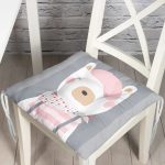 - Pofi-4669g-Gorsel - Realhomes Gri Çizgili Zemin Şapkalı Ayıcık Desenli Dijital Baskılı Modern Pofuduk Sandalye Minderi Realhomes