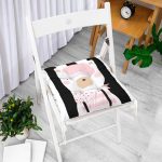 - Pofi-4669s-Gorsel-1 - Realhomes Siyah Çizgili Zemin Şapkalı Ayıcık Desenli Dijital Baskılı Modern Pofuduk Sandalye Minderi Realhomes