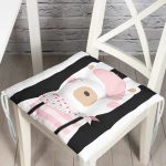 - Pofi-4669s-Gorsel - Realhomes Siyah Çizgili Zemin Şapkalı Ayıcık Desenli Dijital Baskılı Modern Pofuduk Sandalye Minderi Realhomes