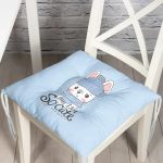 - Pofi-4691-Gorsel - Realhomes  Mavi Zeminde Atkılı Tavşan Desenli Dijital Baskılı Çocuk Odası Pofuduk Sandalye Minderi Realhomes