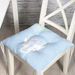 - Pofi-4714-Gorsel - Realhomes  Mavi Zeminde Hello Baby Yazılı Geyik Desenli Dijital Baskılı Çocuk Odası Pofuduk Sandalye Minderi Realhomes