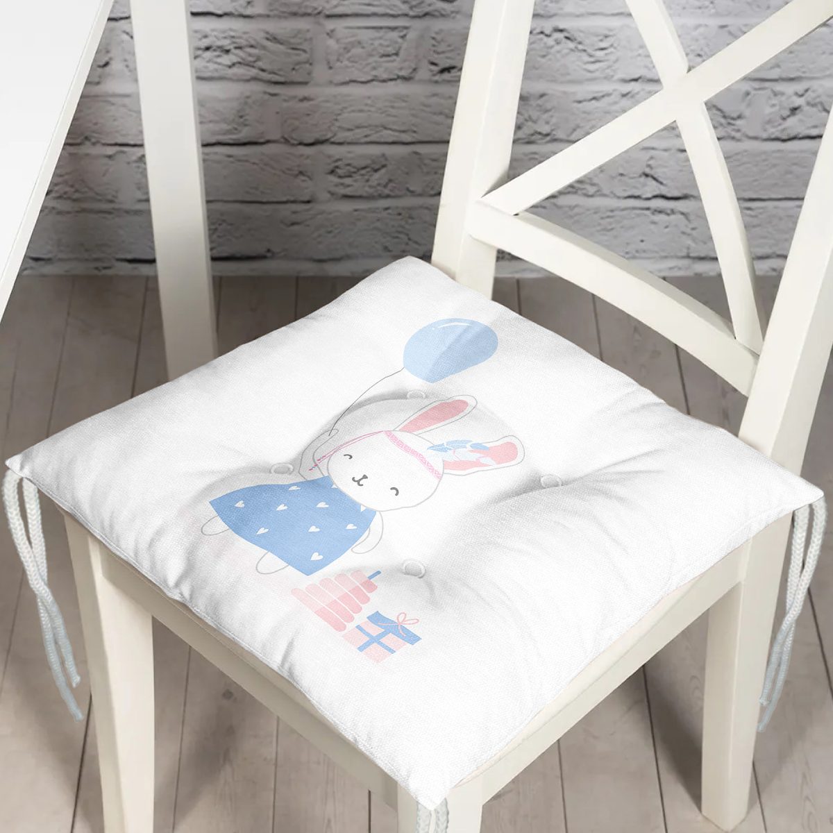 Realhomes Beyaz Zeminde Balonlu Sevimli Tavşan Modern Pofuduk Sandalye Minderi Realhomes