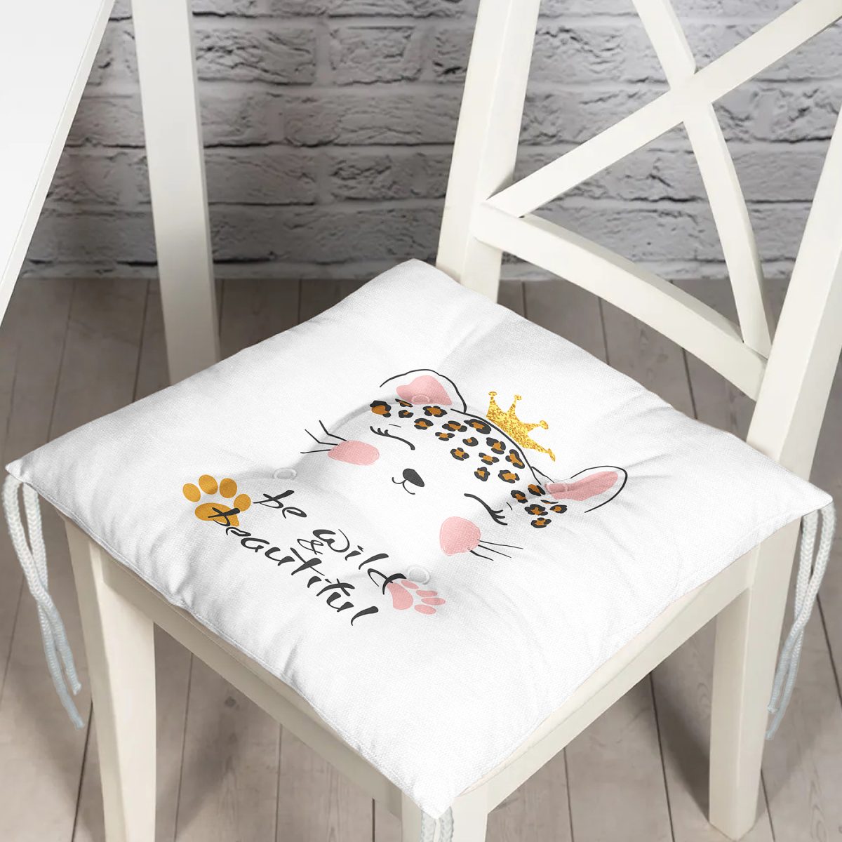 Realhomes Beyaz Zeminde Be Wild & Beautiful Temalı Modern Pofuduk Sandalye Minderi Realhomes