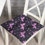 Realhomes Siyah Zeminde Pembe Yıldız Dijital Baskılı Modern Pofuduk Minderi Realhomes