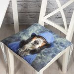 - Pofi-5607-Gorsel - Realhomes  Gözlüklü Köpek Desenli Dijital Baskılı Modern Pofuduk Sandalye Minderi Realhomes