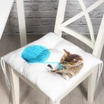 - Pofi-5647-Gorsel - Realhomes İple Oynayan Yavru Kedi Desenli Modern Pofuduk Sandalye Minderi Realhomes