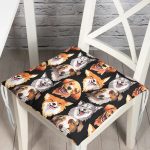 - Pofi-5660-Gorsel - Realhomes Siyah Zemindeki Sevimli Köpekler Modern Pofuduk Sandalye Minderi Realhomes