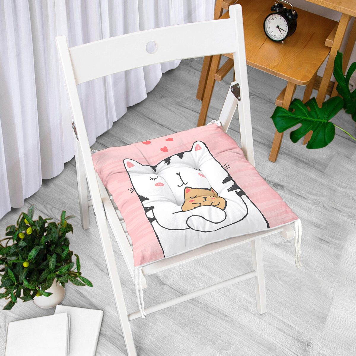 Yavrusuna Sarılmış Kedi Motifli Modern Pofuduk Sandalye Minderi Realhomes
