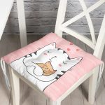 - Pofi-5683-Gorsel - Realhomes Yavrusuna Sarılmış Kedi Motifli Modern Pofuduk Sandalye Minderi Realhomes