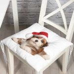 - Pofi-5694-Gorsel - Realhomes Yılbaşı Şapkalı Köpek Desenli Dijital Baskılı Modern Pofuduk Sandalye Minderi Realhomes