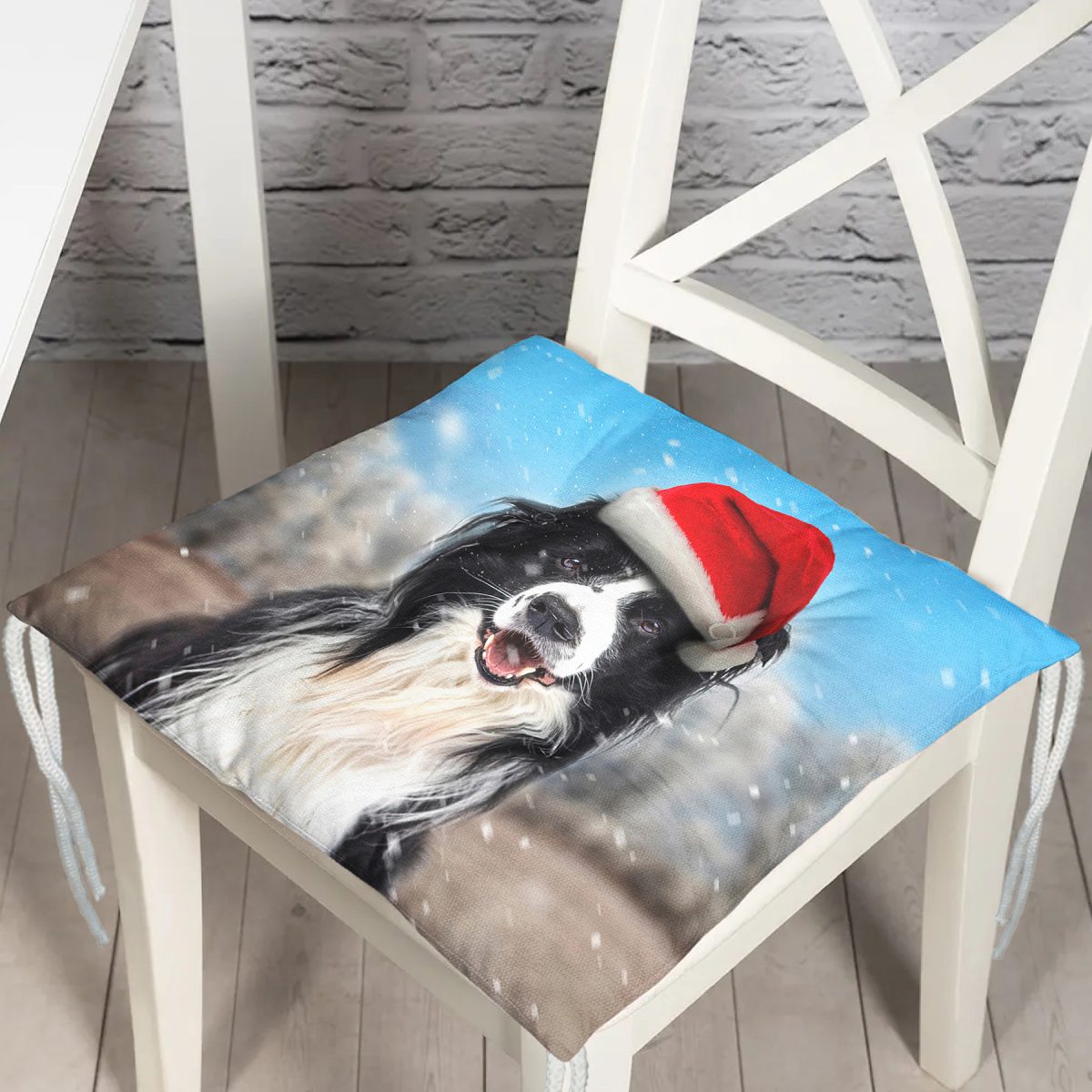 Yılbaşı Şapkalı Köpek Desenli Dijital Baskılı Modern Pofuduk Sandalye Minderi Realhomes