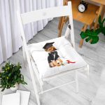 - Pofi-5703-Gorsel-1 - Realhomes Mezuniyet Kıyafetli Köpekçik Dijital Baskılı Modern Pofuduk Sandalye Minderi Realhomes