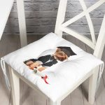 - Pofi-5703-Gorsel - Realhomes Mezuniyet Kıyafetli Köpekçik Dijital Baskılı Modern Pofuduk Sandalye Minderi Realhomes