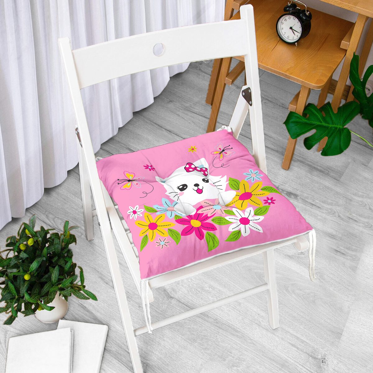 Çiçeklerin İçindeki Sevimli Kedi Desenli Modern Pofuduk Sandalye Minderi Realhomes