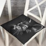 - Pofi-5709-Gorsel - Realhomes  Siyah Beyaz Sevimli Kedi Dijital Baskılı Modern Pofuduk Sandalye Minderi Realhomes