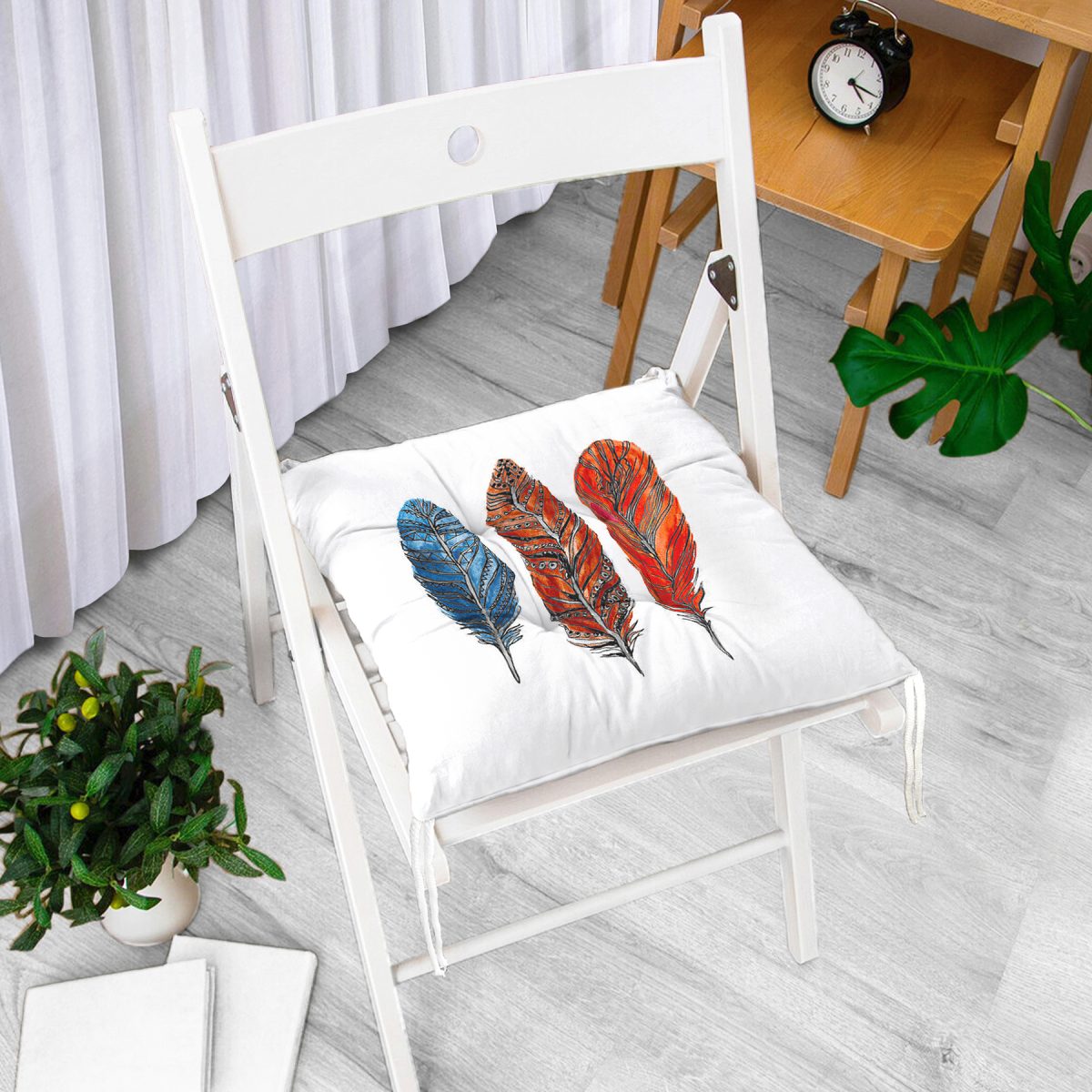 Beyaz Zeminde Üç Renkli Tüy Desenli Modern Pofuduk Sandalye Minderi Realhomes