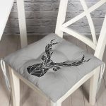 - Pofi-6756-Gorsel - Realhomes Gri Zeminde Geometrik Geyik Çizimli Modern Pofuduk Sandalye Minderi Realhomes