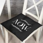 - Pofi-6759-Gorsel - Realhomes Siyah Zeminde NOW Yazılı Modern Pofuduk Sandalye Minderi Realhomes