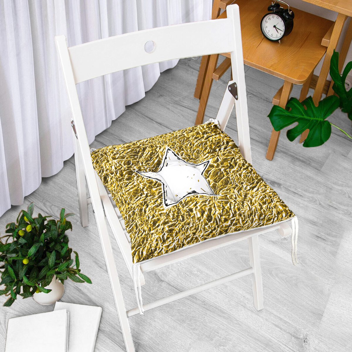 Gold Zeminli Beyaz Yıldız Desenli Dijital Baskılı Modern Pofuduk Sandalye Minderi Realhomes