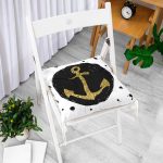 - Pofi-7133-Gorsel-1 - Realhomes Siyah Zemin Üzerinde Gold Çapa Desenli Dijital Baskılı Modern Pofuduk Sandalye Minderi Realhomes