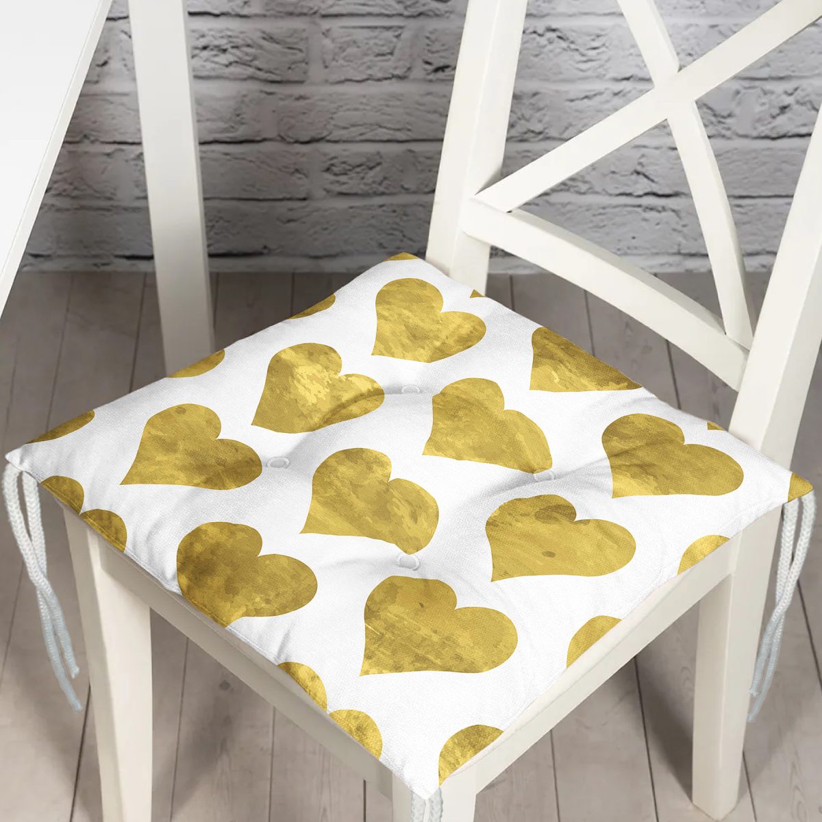 Beyaz Zeminli Gold Renkli Kalp Desenli Dijital Baskılı Modern Pofuduk Sandalye Minderi Realhomes