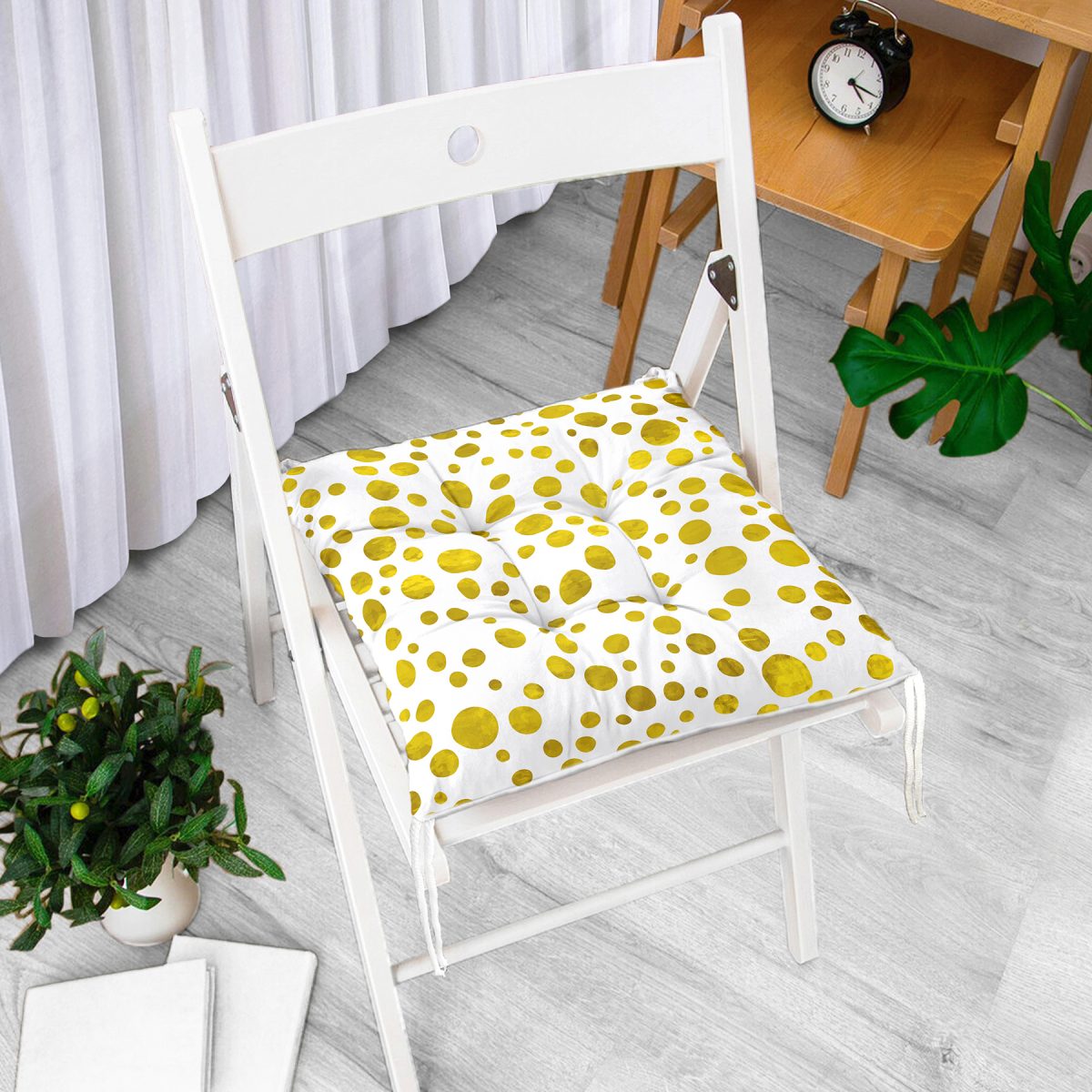 Beyaz Zemin Üzerinde Gold Renkli Puantiye Desenli Dijital Baskılı Modern Pofuduk Sandalye Minderi Realhomes