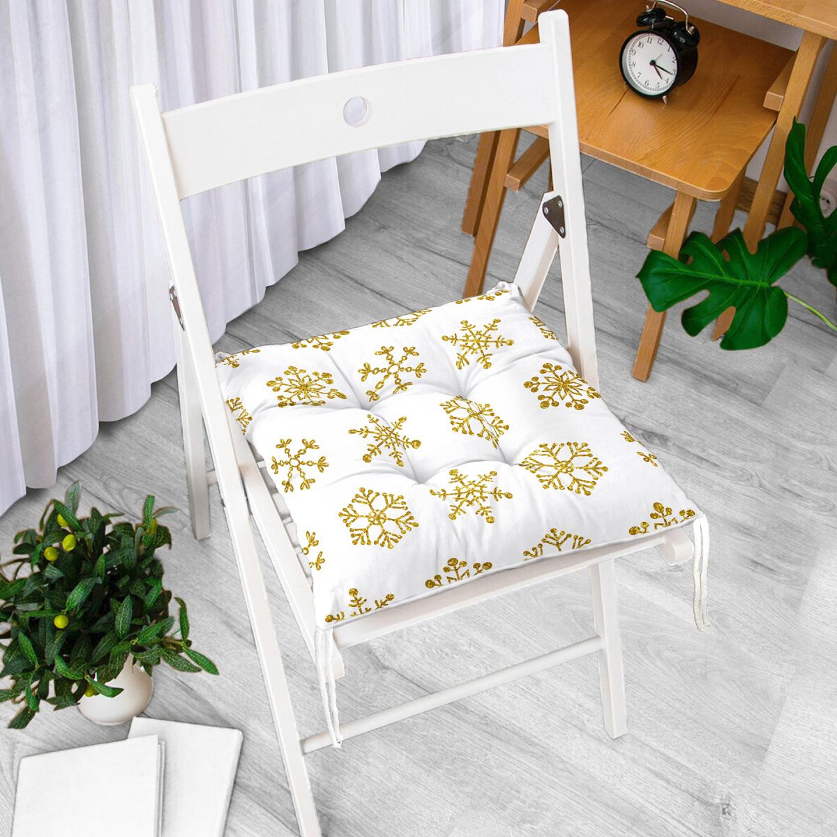 Beyaz Zeminde Gold Renkli Kar Tanesi Desenli Dijital Baskılı Modern Pofuduk Sandalye Minderi Realhomes
