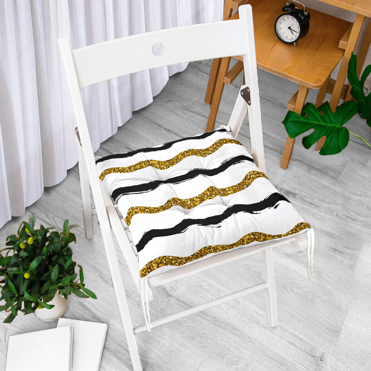 Beyaz Zemin Üzerinde Gold Ve Siyah Renkli Çizgiler Dijital Baskılı Modern Pofuduk Sandalye Minderi Realhomes