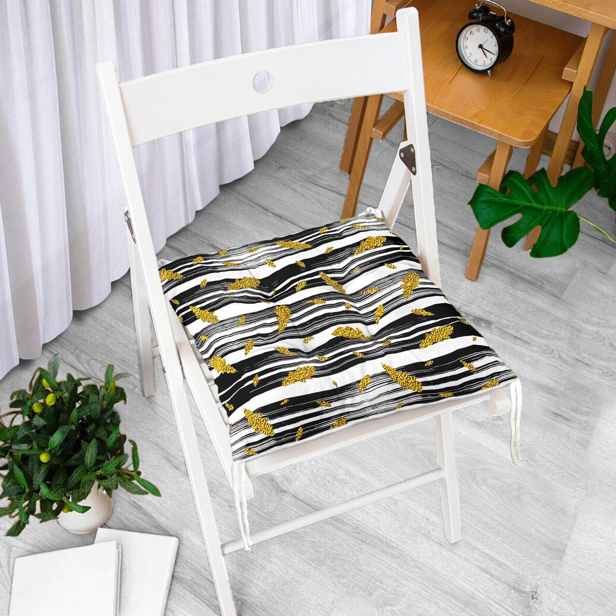 Siyah Beyaz Zeminli Gold Yaprak Desenli Dijital Baskılı Modern Pofuduk Sandalye Minderi Realhomes