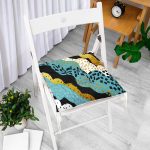 - Pofi-7173-Gorsel-1 - Realhomes Siyah Beyaz Zeminde Gold Detaylı Renkli Çizim Dijital Baskılı Modern Pofuduk Sandalye Minderi Realhomes