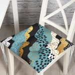 - Pofi-7173-Gorsel - Realhomes Siyah Beyaz Zeminde Gold Detaylı Renkli Çizim Dijital Baskılı Modern Pofuduk Sandalye Minderi Realhomes