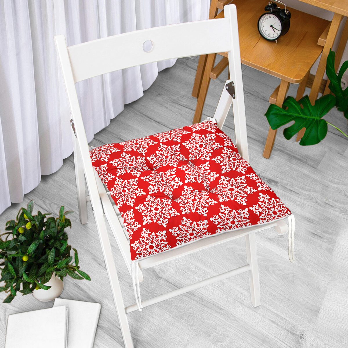 Kırmızı Zemin Üzerinde Beyaz Kar tanesi Desenli Dijital Baskılı Modern Pofuduk Sandalye Minderi Realhomes