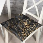 - Pofi-7191-Gorsel - Realhomes Gri Siyah Zemin Üzerinde Gold Detaylı Çizim Desenli Dijital Baskılı Modern Pofuduk Sandalye Minderi Realhomes